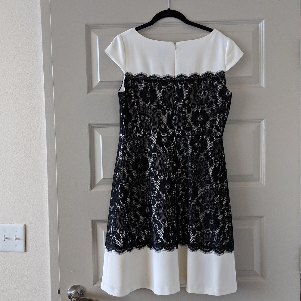 Classic white & black lace dress with cap sleeves - Picture 4 of 6